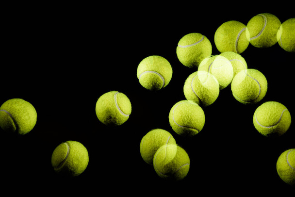 Movimento ou salto de bola de tênis isolado em fundo preto. - Foto, Imagem