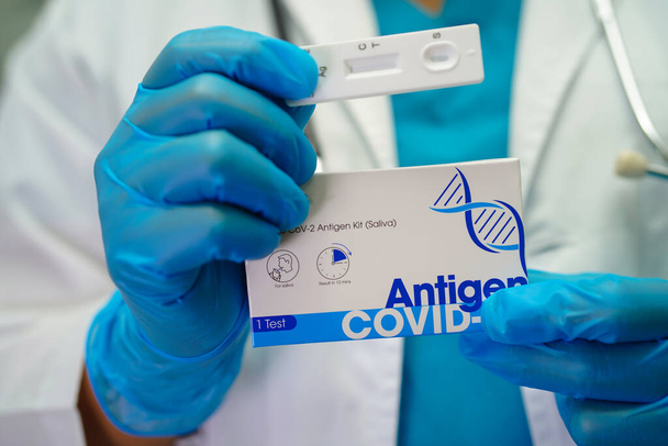 orvos a ppe gazdaság antigén Rapid Test kit ATK kórházban. - Fotó, kép