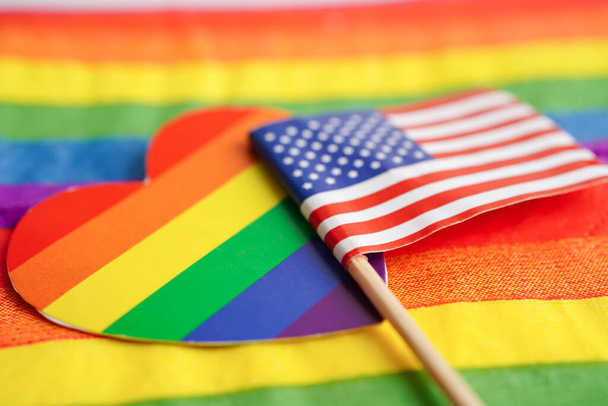 USA Amerika Flagge auf Regenbogen Hintergrund Flagge Symbol der LGBT Homosexuell Stolz Monat soziale Bewegung Regenbogen Flagge ist ein Symbol für lesbische, schwule, bisexuelle, transsexuelle, Menschenrechte, Toleranz und Frieden. - Foto, Bild