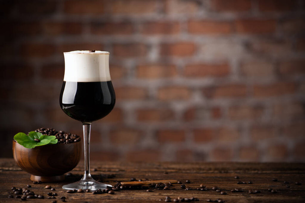 Тепла ірландська кава з кавовими зернами, віскі та кава
 - Фото, зображення