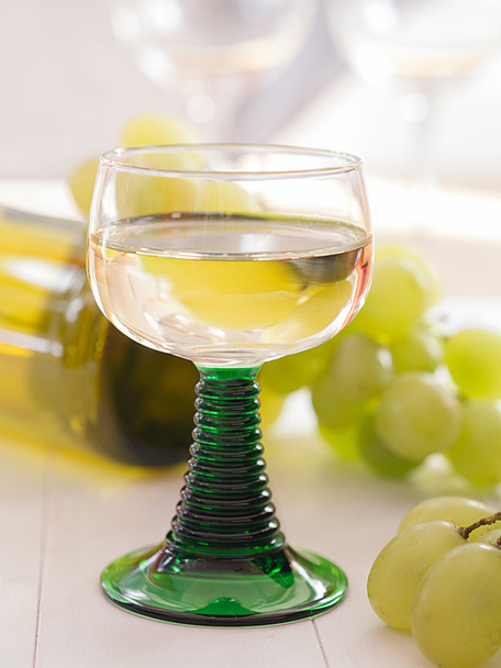 Egy pohár fehérbor, a római üveg - Fotó, kép