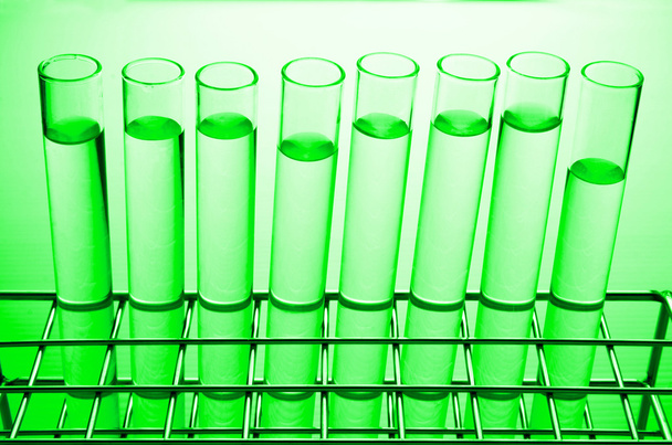 filas de tubos de ensayo de laboratorio
 - Foto, Imagen