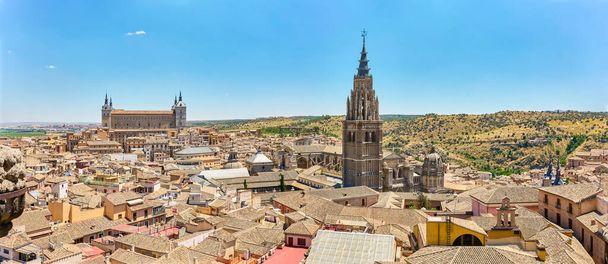 Arka planda Toledo Katedrali ve Toledo 'nun Alcazar' ı ile birlikte panoramik manzara. Toledo, Castilla La Mancha, İspanya. - Fotoğraf, Görsel