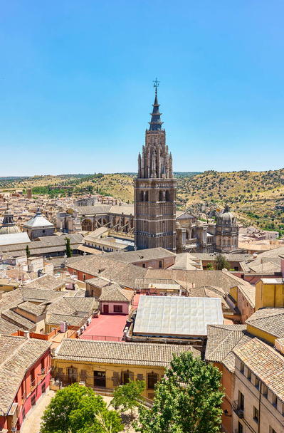 A Toledói Főszékesegyház harangtornya. Toledo, Castilla La Mancha, Spanyolország. - Fotó, kép