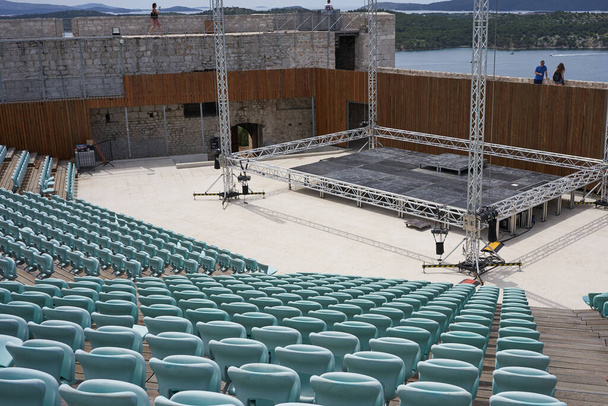  Sibenik, Croatie - 26 mai 2022 - L'aréna pour les événements en plein air. Les confortables chaises en plastique bleu clair à la forteresse St. Michael                               - Photo, image