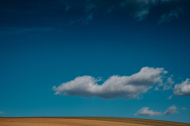 Ανοιξιάτικο τοπίο με όμορφο συννεφιά - Φωτογραφία, εικόνα