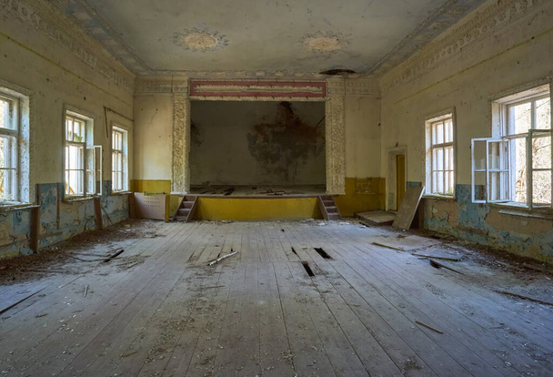 Casa abandonada de cultura na aldeia perto de Chernobyl
 - Foto, Imagem
