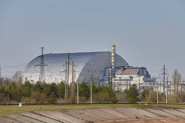Reaktor 4 w elektrowni jądrowej w Czarnobylu z nowym zamknięciem. Globalna katastrofa atomowa. Strefa Wykluczenia w Czarnobylu. Prypeć w obszarze sarkofagu nad zniszczonym reaktorem jądrowym - Zdjęcie, obraz