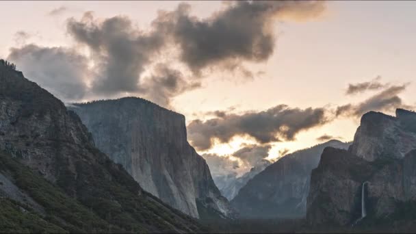 Hermosa vista al túnel del amanecer Parque Nacional Yosemite TimelapseEl Capitan Half Dome Bridalveil Falls - Metraje, vídeo