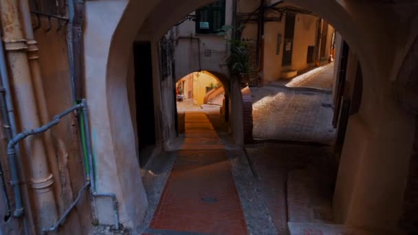 İtalya, Sanremo 'da dar bir ortaçağ sokağı. Klasik tarzda yapılmış binalar - Video, Çekim