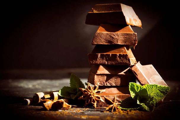 Fekete csokoládé, mentalevél sötét alapon - Fotó, kép