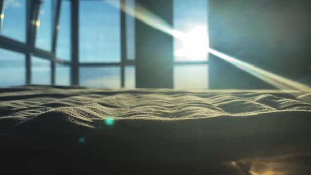 Close-up van rand van het bed op achtergrond van zonlicht. - Video
