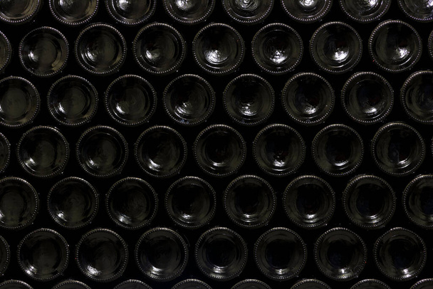 Gebied van gestapelde wijnflessen in wijnkelder, Zuid-Moravië Tsjechië - Foto, afbeelding