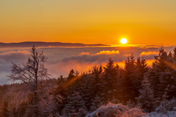 Salida del sol en el paisaje invernal cerca de Velka Destna, Montañas Orlicke, Bohemia Oriental, República Checa - Foto, Imagen