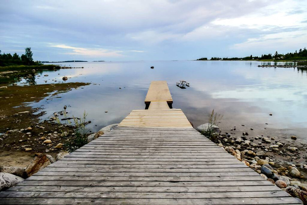 muelle de madera en el lago por la mañana
 - Foto, imagen