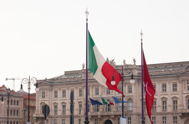 Banderas de Italia y Trieste
 - Foto, imagen