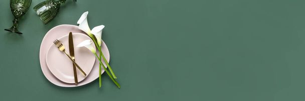 Beautiful table setting with calla lilies on green background. Banner for design - Φωτογραφία, εικόνα