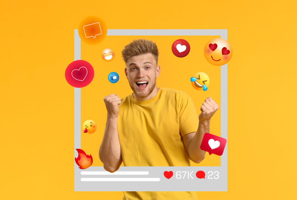 Щасливий молодий чоловічий блогер на жовтому фоні
 - Фото, зображення