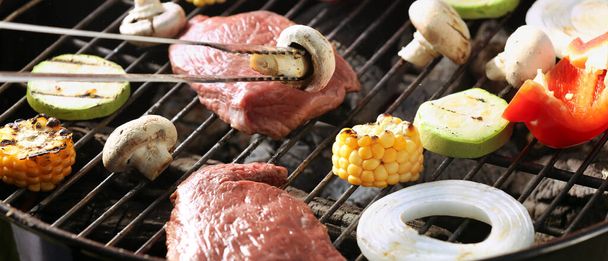 Μαγειρική νόστιμο κρέας και λαχανικά στη σχάρα μπάρμπεκιου, closeup - Φωτογραφία, εικόνα