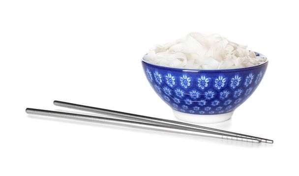 Миска зі смачною рисовою локшиною та паличками на білому тлі
 - Фото, зображення