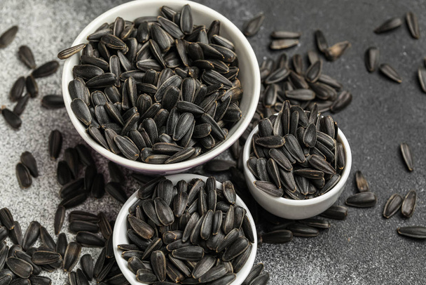 Tigelas de sementes de girassol em fundo preto e branco - Foto, Imagem