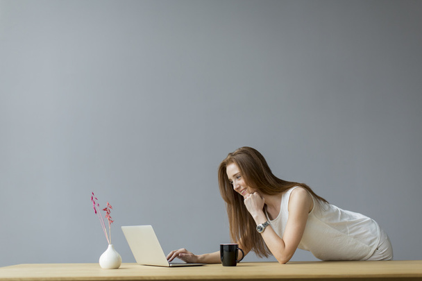 mujer joven con portátil en la oficina - Foto, Imagen