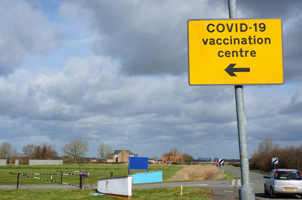 Panneau de direction pour le centre de vaccination COVID 19 et plusieurs panneaux oblitérés. - Photo, image