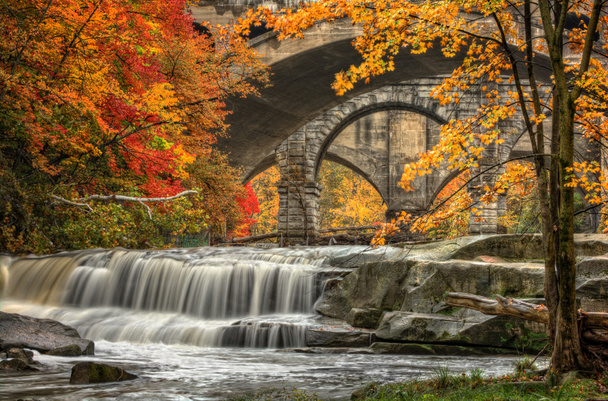 秋の美しいベリア滝 - 写真・画像