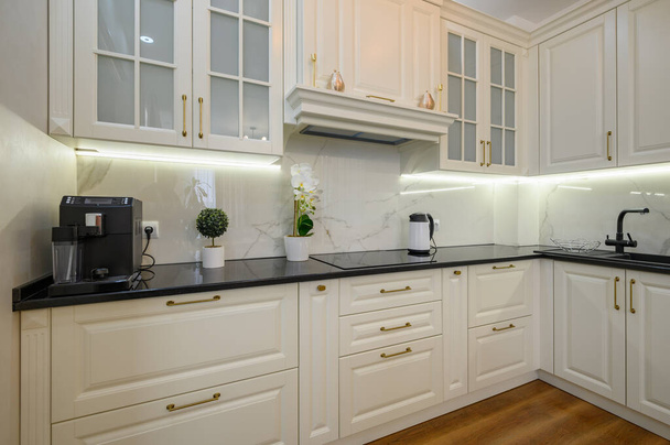 Біла розкішна сучасна класична кухонні меблі, вид на куточок
 - Фото, зображення