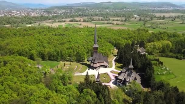 Légi felvétel a Peri-Sapanta kolostorról, Románia. Főtemplom és egyéb épületek, belső udvar. Körülötte erdő - Felvétel, videó