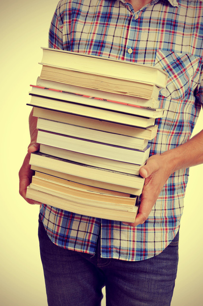 νεαρός άνδρας με βιβλία, με ένα εφέ φίλτρου - Φωτογραφία, εικόνα