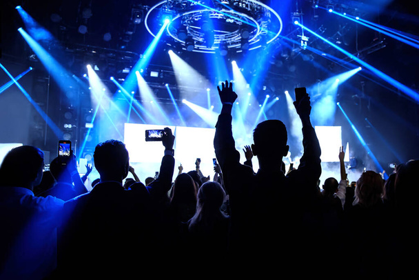 Ευτυχισμένο πλήθος με σηκωμένα χέρια σε ροκ συναυλία - Φωτογραφία, εικόνα