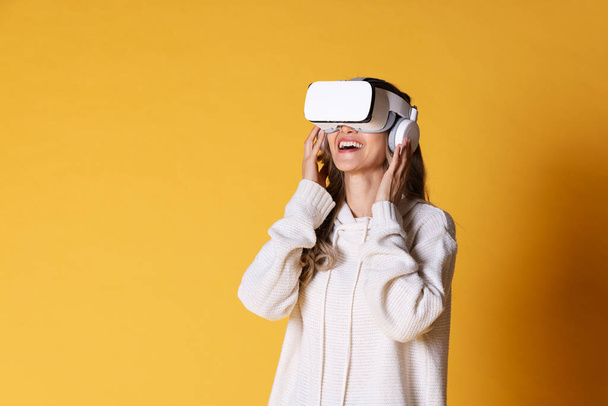 Interaktiivinen virtuaalitodellisuus suojalasit. Aasian teini nainen yllään VR tai virtuaalitodellisuus pään asetettu syöttää digitaaliseen simulaatiomaailmaan oppimiseen ja matkustamiseen tai pelaamiseen ja enemmän. - Valokuva, kuva