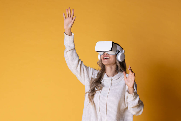 Interactive virtual reality goggles.Asian teen woman wearing VR or Virtual Reality head set for enter to the digital simulation world for learning and traveling or gaming and more. - Foto, immagini