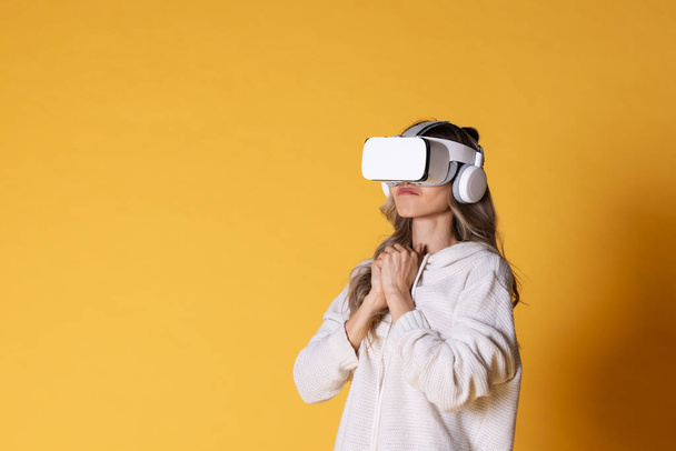 Asiático adolescente mulher vestindo VR ou Virtual Reality cabeça definida para entrar para o mundo da simulação digital para aprender e viajar ou jogos e muito mais. - Foto, Imagem