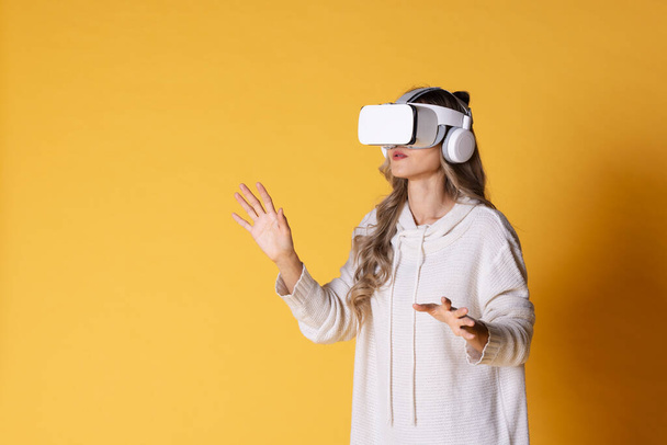 Interaktivní brýle virtuální reality.Asijské dospívající žena nosí VR nebo virtuální realita hlavu nastavit pro vstup do digitálního simulačního světa pro učení a cestování nebo hraní a další. - Fotografie, Obrázek