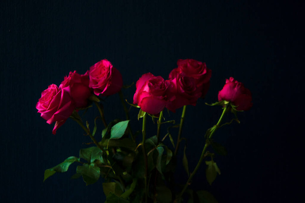 Bouquet di piccole rose rosse su sfondo nero
. - Foto, immagini