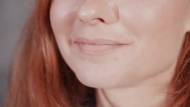 b roll detaily dolní část nerozpoznatelná žena s rudými vlasy šťastný úsměv ukazující bílé zuby - Záběry, video