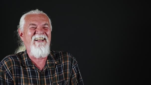 Mann lacht fröhlich vor Lachen - Filmmaterial, Video