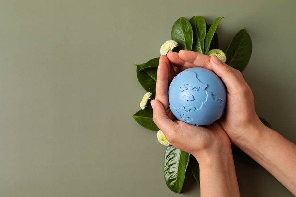 Salva la idea del planeta. Manos humanas sosteniendo globo, tierra. Día Internacional de la Tierra. Problemas ambientales y protección. El cuidado de la naturaleza - Foto, Imagen