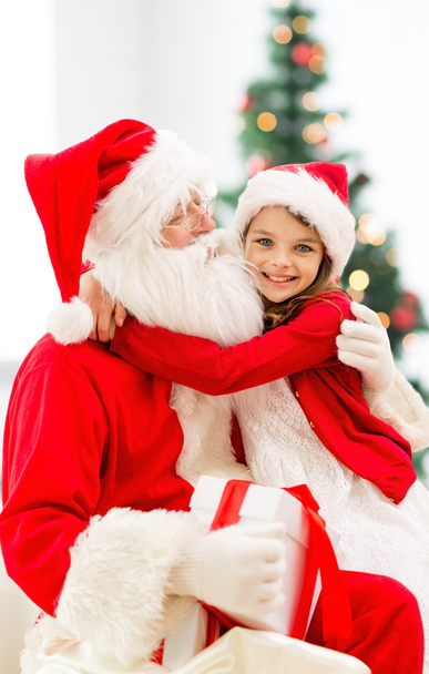 smiling little girl with santa claus - Фото, зображення