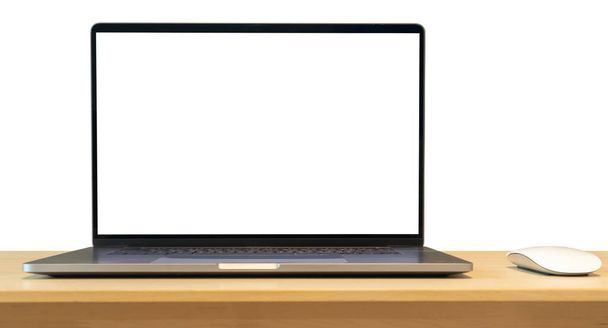 Φορητός υπολογιστής με κενή οθόνη σε ξύλινο τραπέζι απομονωμένο σε λευκό φόντο - Φωτογραφία, εικόνα