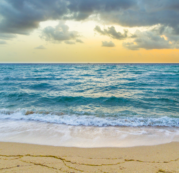 κύματα της θάλασσας στο Μαϊάμι witzh συννεφιασμένο ουρανό - Φωτογραφία, εικόνα