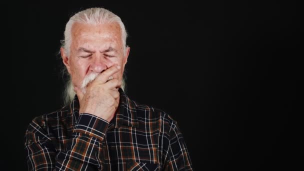 Homme caressant son visage et sa barbe avec soin - Séquence, vidéo