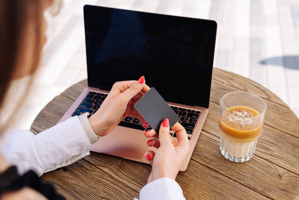 Ruce držící kreditní kartu a používající notebook. Online nakupování - Fotografie, Obrázek