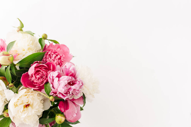 Beau bouquet de printemps avec des fleurs tendres roses et blanches - Photo, image