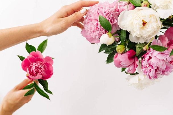 Mooi voorjaarsboeket met roze en witte tedere bloemen - Foto, afbeelding