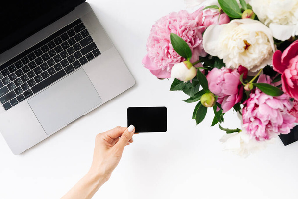 Ruce držící kreditní kartu a používající notebook. Online nakupování - Fotografie, Obrázek
