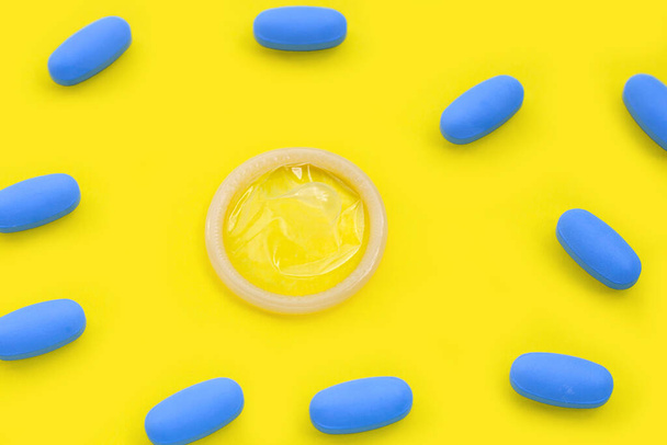 Prezerwatywa z PrEP (profilaktyka przed narażeniem) stosowana w celu zapobiegania HIV. Koncepcja bezpiecznego seksu. - Zdjęcie, obraz