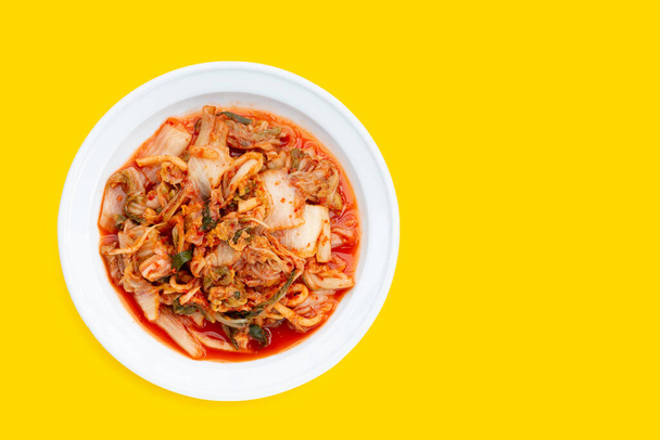 Kimchi, koreai étel fűszeres erjesztett zöldségekből - Fotó, kép
